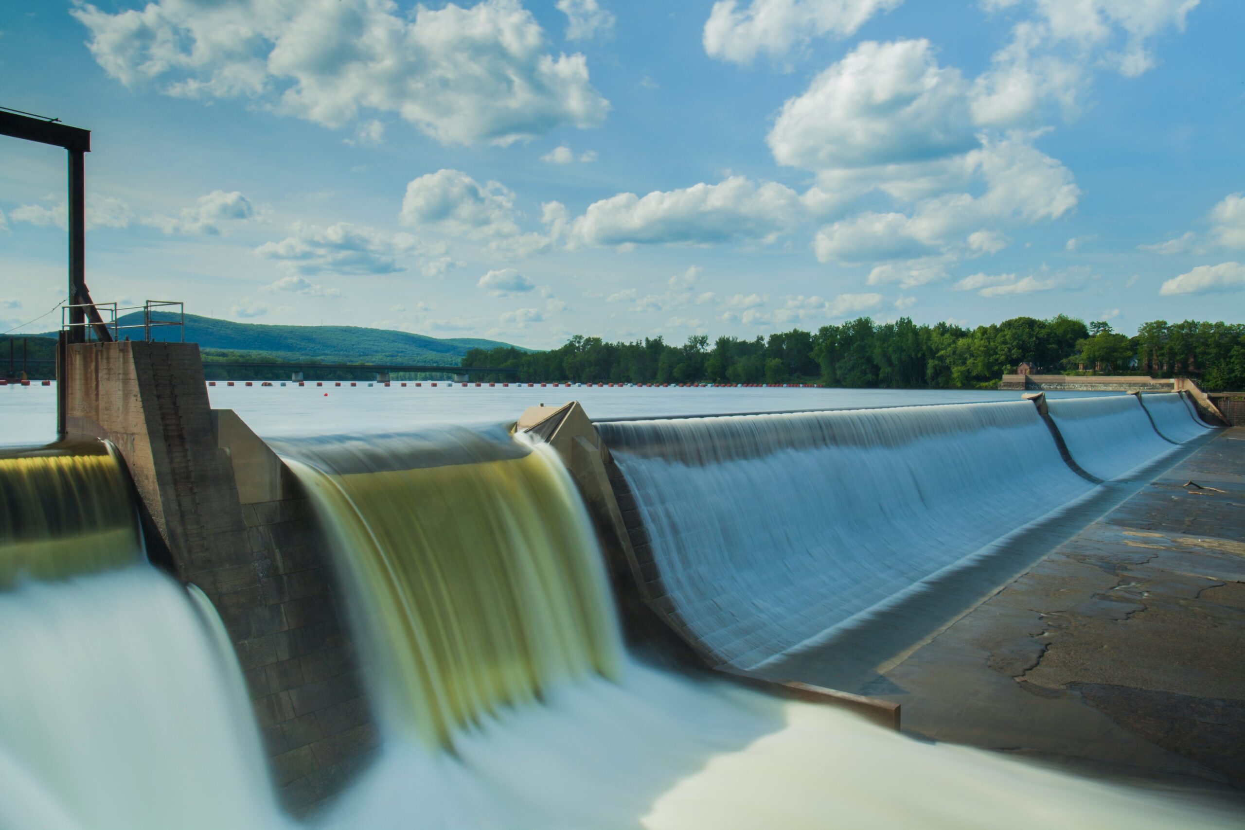 Hydroelectric dam with water flow